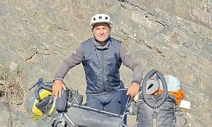 Spanish traveler sells assets, cycles across continents to Vietnam