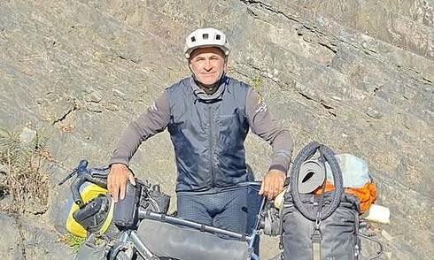 Spanish traveler sells assets, cycles across continents to Vietnam