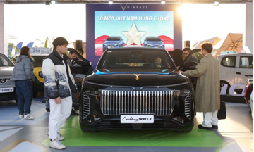 Dozens of VinFast vehicles draw crowds at exhibition