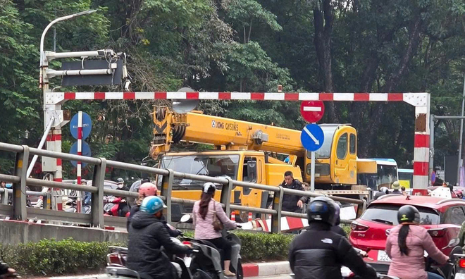 Crane truck knocks down flyover barrier, hitting two motorbikes