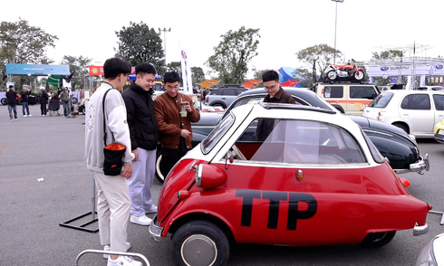 Unique three-wheeled oto at Vietnam Mobility Show 2025