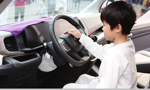 Children learn car escape skills at Vietnam Mobility Show 2025