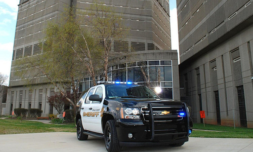 Three US inmates escape, kidnap rideshare driver