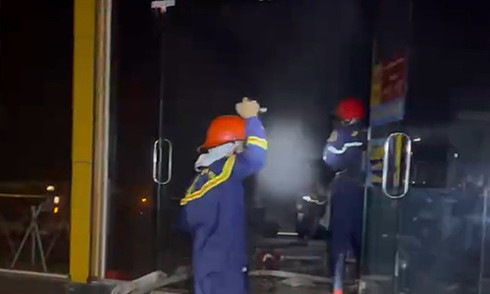 Fire at an electronics store in central Vinh Long