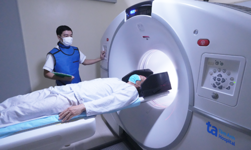 When should cancer patients undergo PET/CT scans?