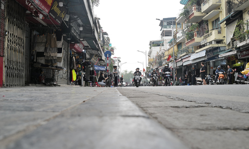Hanoi's central streets clear, sidewalks open