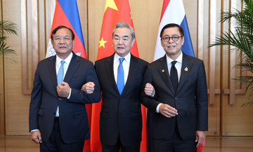 Chinese foreign minister meets cambodian, thai counterparts