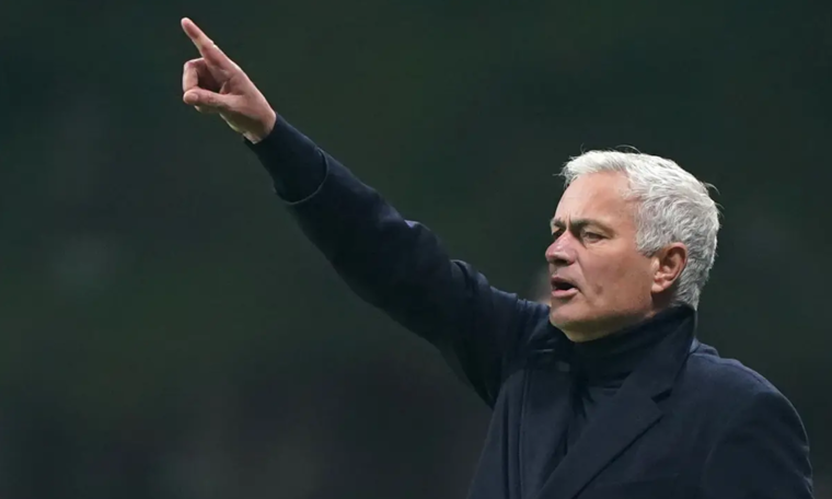 Mourinho mocks referee after Benfica's draw