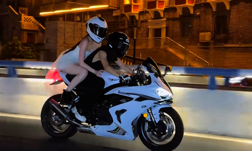 Vietnamese tourists hire stylish motorcycle drivers for video shoots in Chongqing