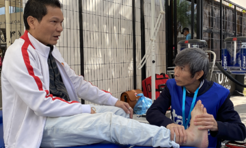 Should you apply hot oil to a sprain?