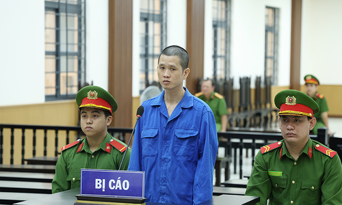 Hotel guest climbs from hotel to store, steals 66 iPhones