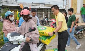 PVCFC donates nearly 20 tons of fertilizer to support Dong Thap farmers