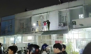 Man kills girlfriend, dies in subsequent crash into roadside container