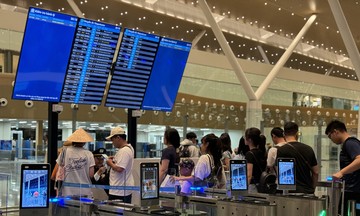 Passenger traffic at Tan Son Nhat surges during New Year holiday