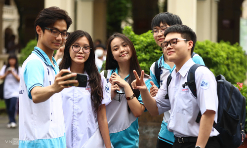 500 Ho Chi Minh City schools tighten phone use during breaks