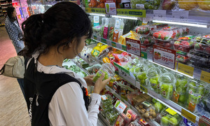 Ho Chi Minh City youth embrace grape-eating-under-table trend for new year wishes