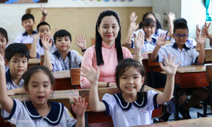 Teachers receive Tet bonuses of around 10-14 million VND