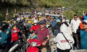 Tourists struggle to find rooms, transportation to Ha Giang near new year holiday
