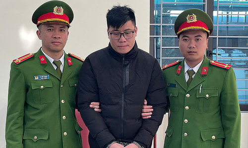 Bank employee accused of tricking customers into signing blank documents to embezzle money