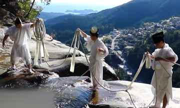 Japanese Shinto priests replace sacred rope for new year