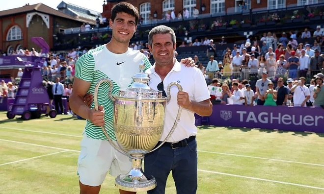 Alcaraz criticized for listening to father