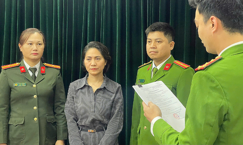 Why director of "Ve Day Bon Canh Chim Troi" show was arrested for fraud