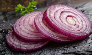Does placing onion slices on a child's feet help reduce fever?