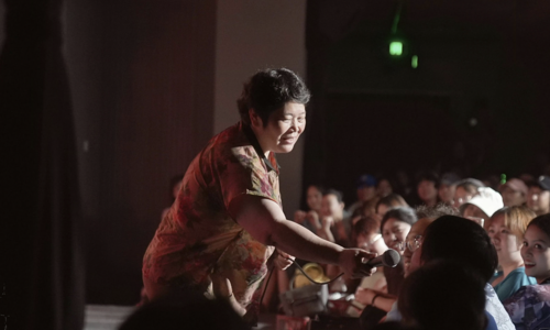 A marriage tragedy helps a woman become a famous comedian