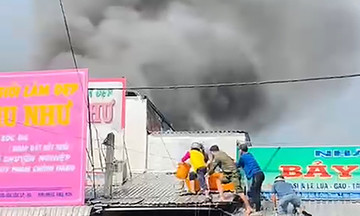 Gold shop in Can Tho burns fiercely