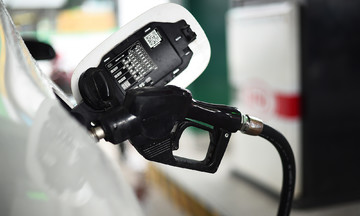 Fuel prices drop below 19,000 dong per liter