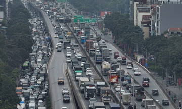 Traffic jams at Hanoi and Ho Chi Minh City gateways before 4-day holiday