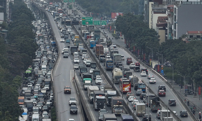 Traffic jams at Hanoi and Ho Chi Minh City gateways before 4-day holiday