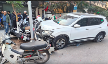 Car crashes into multiple motorbikes in Hanoi