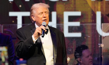 Trump hosts million-dollar charity auction to ring in new year
