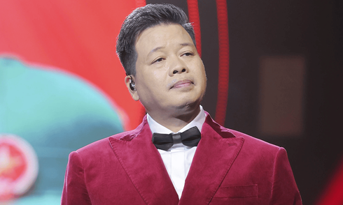 Singer Dang Duong performs to welcome the Party Congress