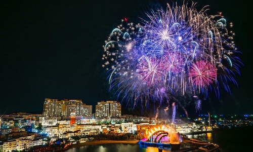 Over 10,000 tourists welcome new year in Sunset Town