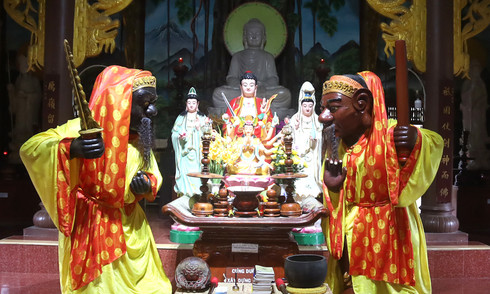 The legend of the two Ong Do and Ong Den statues at Nhan Son Pagoda