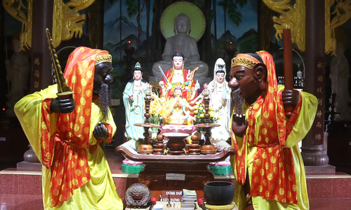 The legend of the two Ong Do and Ong Den statues at Nhan Son Pagoda