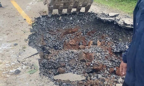 Three-meter deep sinkhole appears on national highway 9B