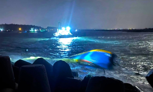 Fishing boat carrying four fishermen sinks in rough seas off La Gi