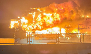 Passenger bus completely destroyed by fire on Dien Chau - Bai Vot expressway