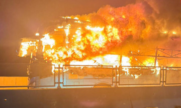 Passenger bus completely destroyed by fire on Dien Chau - Bai Vot expressway