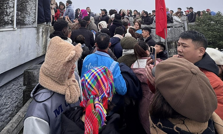 Ha Giang overwhelmed, tourists abandon trips midway