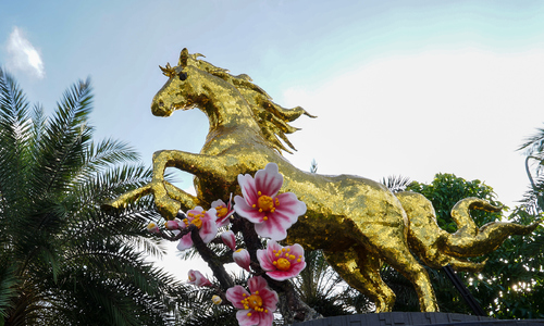 Golden horse mascot welcomes spring at Da Nang international airport