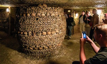 Catacombs holding 7,000 remains beneath Paris