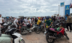 Phu Quy island residents queue for fuel
