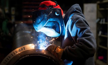 US manufacturing declines for 10th consecutive month