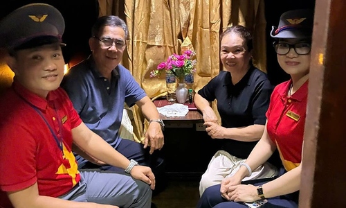 12 minutes digging through trash for passenger's gold on a train