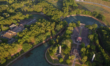 Proposal to dismantle a traditional wooden house at empress dowager Tu Du's tomb