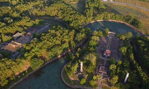 Proposal to dismantle a traditional wooden house at empress dowager Tu Du's tomb